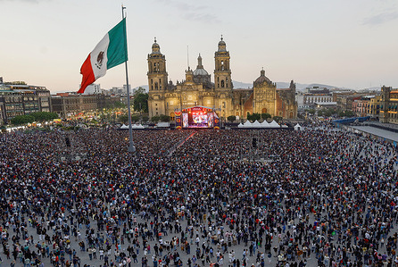 Dozens of people gather in Mexico City's Zócalo for the Spring Night Festival, which featured diverse musical styles, including sonidero, an essential part of Mexican popular culture. The term "sonidero" doesn't have a specific creator; it simply emerged as a popular expression to describe the DJ, the music operator, and the person responsible for creating the atmosphere at public dances known as sonidero events. Their defining characteristic is the playing of recorded music from tropical genres such as Colombian cumbia, guaracha, rumba, salsa, son montuno, and many other rhythms.