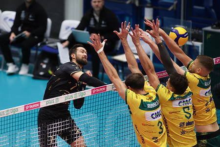 Kevin Tillie of Projekt Warszawa (L) seen in action during the PlusLiga 2025/2026 match between Aluron CMC Warta Zawiercie and Projekt Warszawa at Hala Zawiercie. Final score Aluron CMC Warta Zawiercie Projekt Warszawa 0:3 (20:25, 23:25, 19:25) Projekt Warszawa.