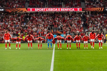 SL Benfica players greet the fans during the UEFA Europa League Matchday 2 between SL Benfica and Celtic FC at Estadio da Luz Stadium. Final score; SL Benfica 4 :1 Celtic FC