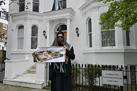 Shaykh Suliman Ghani gives a speech. Protesters gathered outside the Jordan embassy in London for the “Hands Off Al-Aqsa” demonstration organized by Islamic Identity, a student group focused on Islamic political activism, calling attention to restrictions on access to Al-Aqsa Mosque and wider political issues affecting the Muslim world. Participants criticise the role of the Jordanian government as custodian of the site and express opposition to Western foreign policy in the region.