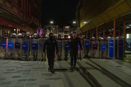 Police stand on guard during the demonstration. Despite transportation barriers and a ban on protests, thousands gathered in Taksim for this year’s November 25 International Day for the Elimination of Violence Against Women.