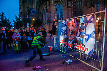 A Palestinian man is throwing a shoe at the face of Benjamin Netanyahu during the rally. On the day that marks two years of Hamas attacks, and the genocide in Gaza by the Israeli government, hundreds of people gathered at the central train station in Arnhem to demand a ceasefire now in Gaza.
