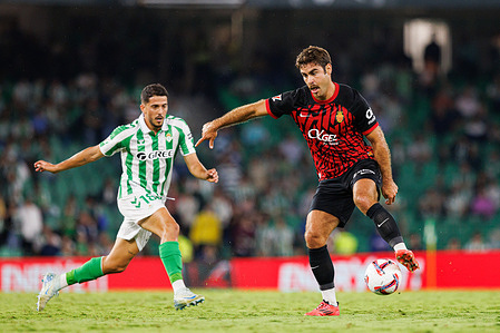 (L-R) Pablo Fornals (Real Betis Balompie), and Abdon Prats (RCD Mallorca) seen in action during the LaLiga EASPORTS game between Real Betis Balompie and RCD Mallorca at Estadio Benito Villamarin. Final score; Real Betis 1:2 Mallorca.