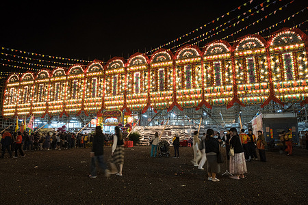 The night view of the bamboo theatre seen displayed. The 34th Kam Tin Jiao Festival is a once-in-a-decade celebration in Kam Tin Heung. It took place from 13rd Dec to 19th Dec. Originated in 1685, this tradition is organized by the Tang clan to commemorate officials who allowed displaced villagers to return to their homeland. The massive bamboo theatre which serves as the centre stage of the festival is recognized by the Guinness World Records as the world’s largest temporary bamboo altar.
The taoist festival also encompass a wide range of traditional activities including the procession of the deity ghost king, blessing ceremonies, Cantonese opera performances, dragon and lion dances, and communal vegetarian feasts for villagers.