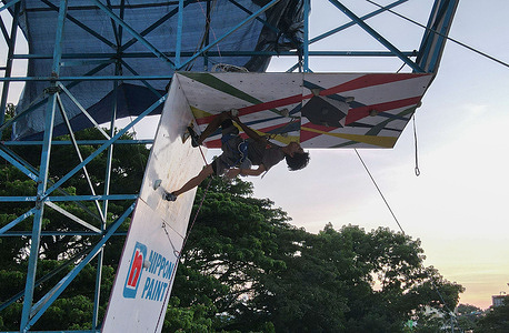 La Ical (25), a rock climber is seen in action during the rock-climbing competition.
The last day of sport climbing competition conducted by the Faculty of Teacher Training and Education at Halu Oleo University, was staged at the EX MTQ Kendari. This activity was initiated by the installation (Human Lovers of the Universe) faculty of education and teacher training at Halu Oleo University.