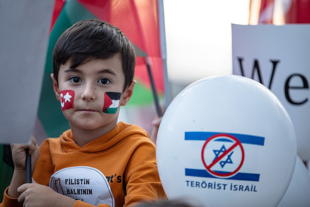 It was seen that the balloon standing in front of the child with the Turkish flag and the Palestinian flag drawn on the face of Sultanahmet Square, who came to support Palestine, had a picture of the Israeli flag and the words "terrorist Israel" written on it. Palestinian Initiative Platform, an organization supporting Gaza, marched from Edirnekapi to Sultanahmet to protest Israel's attacks on Gaza. The ongoing war between Israel and Hamas has resulted in the death of more than 11,000 people in Gaza, which includes 4,000 children.