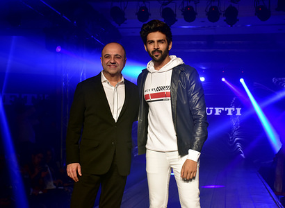 (L) Kamal Khushlani (founder and CEO of Mufti) with (R) Indian film actor Kartik Aaryan seen during the launch.
Mufti a clothing brand launches a new Autumn Winter'18 collection at ITC Maratha hotel in Mumbai.