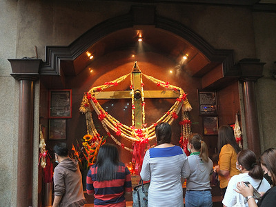 Filipino Chinese pray at the Sto Cristo de Longos shrine at the corner of Ongpin Street.
The city government of Manila bans all public Chinese new year festivities and called upon officials of the Chinatown district to strictly implement the executive order and the minimum health standards as the covid-19 remains a threat. This is the second year that the city cancels the public Lunar or Chinese New Year celebrations.
