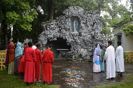 Jesus is laid to rest in the tomb during the reenactment of the Way of the Cross. On Good Friday Catholic faithful gathered at Dinajpur Cathedral in northern Bangladesh for the annual "Way of the Cross," a solemn reenactment of Jesus Christ’s final journey to Calvary. Organized by the youth of Dinajpur Koshba Parish, the event featured a moving performance of the 14 Stations of the Cross, blending prayer, reflection, and ritual. Despite the rain, participants remained devoted, standing with umbrellas under the open sky. The tradition, observed for over 25 years, brought together a diverse community, including Indigenous believers, highlighting spiritual depth and cultural unity.