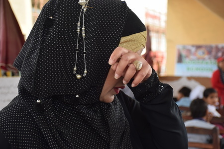 Syeda Anfas head of the FootPath school collect charity and provide children daily food, daily money, books and other was weeping because this school is facing the threat of the closure, Pakistan, Sindh province government formed a committee to shift the students to government-run schools.
Syeda Anfas claims to misbehave by the government education department and was weeping during the interview.
Pakistan is a country with the lowest education facilities for the poor families in Asia. Local resident Syeda Anfas established three FootPath School in the city of Karachi to provide education services for over 5000 street children for free. One of the schools is situated at the underpass bridge of the Karachi famous near the Abdullah Shah Ghazi shrine.