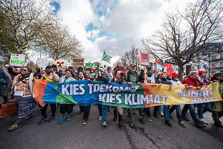 Demonstrators walk along the Koningskade with flags, banners and posters expressing their opinion during the large climate demonstration. 45,000 demonstrators gathered on the Malieveld and later marched demanding that the Dutch government improve its policy on climate change, just three days before the Dutch general election. The demonstrators were hoping to send a clear message to politicians, yet the government has failed on climate policy. The country seems oblivious to droughts and wildfires while major polluters remain untouched and billionaires remain unaccountable. The Netherlands has five years until 2030 to achieve its climate goals. Today’s major participants included Fridays For Future, Oxfam Novib, Fossielvrij NL, Greenpeace, Extinction Rebellion, DeGoedeZaak, Grootouders voor het Klimaat, Jonge Klimaatbeweging, and many other civil society organizations.