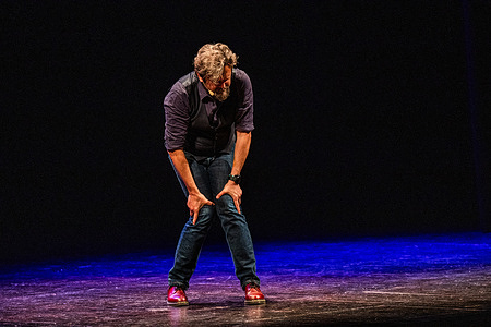 Antonio Ornano performs live at the Teatro Storchi in Modena during his new tour (In)grato. An evening of pure stand-up comedy, balancing neurosis and truth.
The Modena leg of (In)grato was a sold-out affair, with plenty of laughs. The journey of the unresolved male continues.