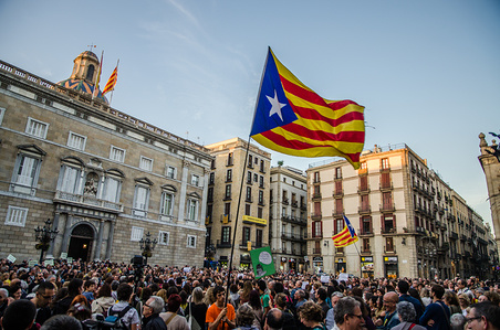 Two Catalan independentist flags are flying over the crowd in the plaza Sant Jaume headquarters of the Catalan Government.
Demonstrations in favor of education and the Republic in the framework of the ongoing tensions between the Spanish Government and the Catalan. About 700 people have gathered in the Sant Jaume Plaza in Barcelona to defend the Catalan educational model and condemn the article 155. Almost simultaneously a similar number of people have been gathered under the slogan "neither elections nor article 155, Republic right now."