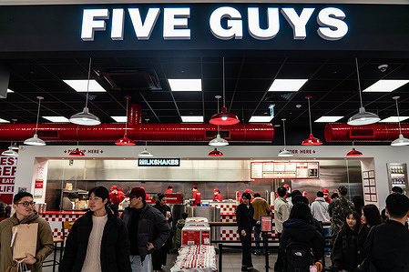 People order and pick up their foods at Five Guys in Yongsan. Five Guys is an American multinational fast food chain focused on hamburgers, hot dogs, and french fries. Five Guys opened its first Korean store in Seoul in 2023.