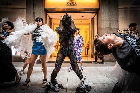 XR activists perform an artistic intervention outside the ZARA store with eco-friendly garments.
The activist group for the environment, Extinction Rebellion (XR) carried out an artistic intervention against "FAST Fashion" to raise awareness and make visible the damage generated by the textile industry. The artistic intervention was held outside the ZARA store.