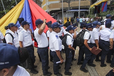 Police applicants are being registered during a recruitment process in the city of San Cristobal. Venezuelan government authorities carried out military recruitment activities targeting citizens and public officials as part of the homeland defence plan. The United States deployed several destroyers and an amphibious squadron near Venezuela under Donald Trump's orders, in an operation against drug trafficking. Caracas denounced the action as an attempt at ‘regime change’ and mobilised 4.5 million militiamen.