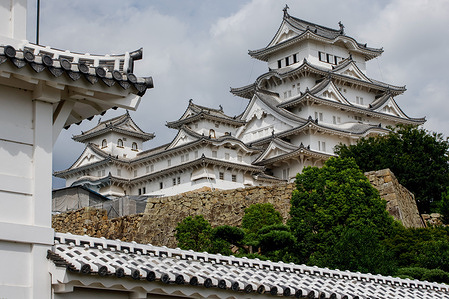 Himeji Castle, a UNESCO World Heritage Site seen standing in Himeji city, prefecture, western country. Himeji Castle, nicknamed "White Heron Castle" for its white-plastered, bird-like silhouette, originated in the 14th century, with its main keep built in the early 17th century during the Tokugawa shogunate. Designated a National Treasure in 1931 and a UNESCO World Heritage Site in 1993 along with Horyu-ji, it is rare to have survived wars, fires, and natural disasters intact. Its maze-like paths, strategic gates and stone walls exemplify traditional defensive design and craftsmanship. Today it remains one of Japan's most iconic landmarks and cultural symbols.