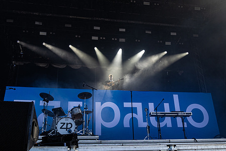 Lead singer Emil Vammen of the Danish band Zar Paulo performs live on the Over Havet – Over the Sea at Syd For Solen 2025. Syd For Solen or South of the Sun takes place in Valbyparken in Copenhagen on August 7, 8, and 9. This will be the 4th edition of the festival.