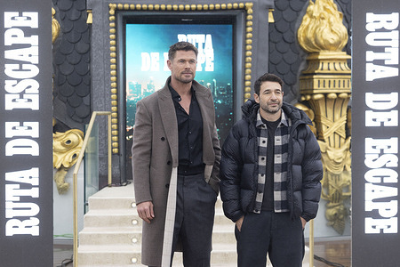 Director Bart Layton (R) and actor Chris Hemsworth (L) attend the ''Ruta de Escape'' '(Crime 101)' Photocall at the Metropolis Club.