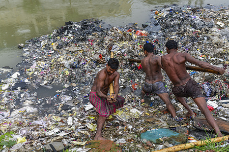 Volunteers clean up the riverbanks surrounding the canal.
It was a canal before but continuous deposit of urban waste have clogged it completely.
