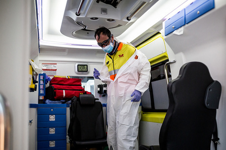 A worker from the emergency health service, undresses to throw away personal protective clothing after completing services.
The emergency health services are forced to comply with specific protocols during the transfers of patients with possible cases of covid-19. At the end of the service they disinfect and throw the personal protective equipment in G-II bags to avoid contagions.