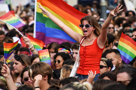 A woman shouts in support of the LGBTQ+ community with a background of LGBTQ+ flags in her background.
From the Palais Longchamp to the town hall of Marseille, 1,500 people marched for the rights of LGBTQ + community.