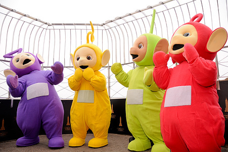 The Teletubbies visit the Empire State Building to celebrate their 25th Anniversary in New York City. During their visit a contract was signed with Lloyd's of London for 5 million dollars each.