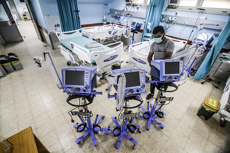 A medical worker inspects the intensive care unit at the European Gaza Hospital in the southern Gaza Strip.
The Palestinian Ministry of Health said that the fourth wave of the Coronavirus is witnessing a significant increase in the number of infections and hospitalizations.