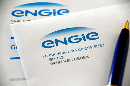 In this photo illustration a blue and gold pen is placed on an envelope with an Engie logo.
The regulated tariffs of the gas supplier Engie will be up by 2.4% on December 1, 2020. This will be an increase of 0.6% for customers who use gas for cooking, by 1.4% for those who have dual use, cooking and hot water, and 2.5% for fireplaces that heat with gas.