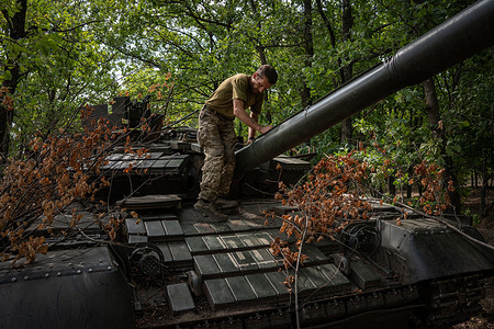 A tank crew member of the 25th Brigade stands on top of the tank during training in Donetsk. Soldiers from the assault unit of the 25th Brigade train daily in the Donbas in preparation for deployment. They carry out both physical and psychological exercises to face the enemy in combat.