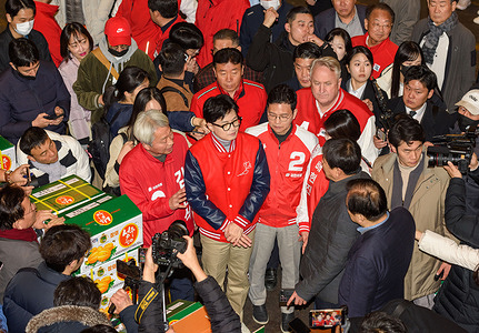 Han Dong-hoon (C), interim leader of the ruling People Power Party (PPP), with his co-party candidates, are seen during their election campaign at Garak Agricultural and Fisheries Wholesale Market in Seoul. The 13-day campaign period leading up to the parliamentary election began on March 28, with much attention focused on the anticipated showdown between the ruling People Power Party (PPP), which is seeking to secure additional seats, and the main opposition Democratic Party (DP), which is striving to maintain its majority in parliament.
