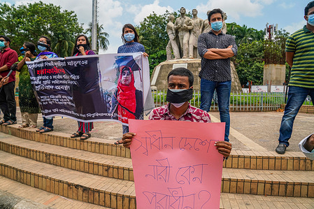 Protesters wearing face masks hold a banner and placards during the demonstration.
Students of Dhaka University have staged a human chain protest against the murder of Sumaiya, a student of the Department of Islamic Studies, at Raju Memorial Sculpture near Dhaka University in Dhaka.
