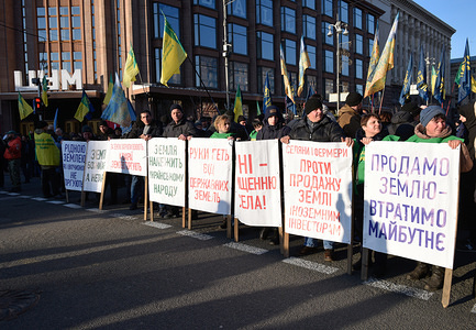 Protesters with placards and flags blocking the road during the demonstration.
Protests against the bill about opening of land market planned to be considered by the Ukrainian Parliament continue.