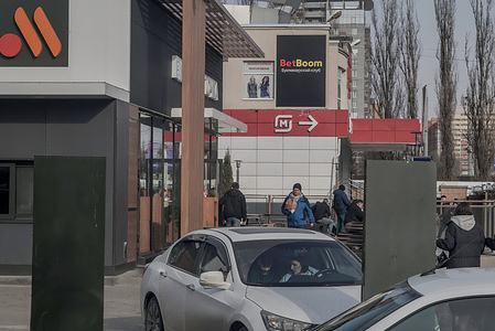 Fast food signs "Tasty and period" instead of McDonald's and other retail chains in mid-March in Voronezh. In mid-March, elections were held in Russia. This did not in any way affect the life of the city of Voronezh. People continue to go to shopping centers, commute to work, and complain about bad roads and poor public services.