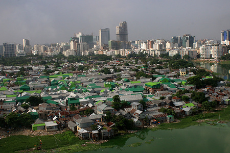 A top view of Korail Slum is located beside the Gulshan-Banani Lake in Dhaka.
About 40,700 people lived in Korail slum, the biggest slum in Dhaka.