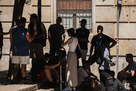 A group of tourists are seen in a shaded area due to the high temperatures attending a sightseeing tour in the historic center of the medieval city. Catalonia is experiencing its first heat wave of the summer, with extreme temperatures reaching 49.9 degrees Celsius in the Alt Emp. In the city of Barcelona, ​​where a heat alert is in effect, tourist activities are affected by the high temperatures.
