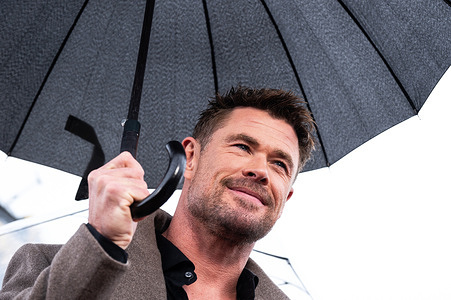 Actor Chris Hemsworth attends the ''Ruta de Escape'' (Crime 101) photocall at the Metropolis Club.