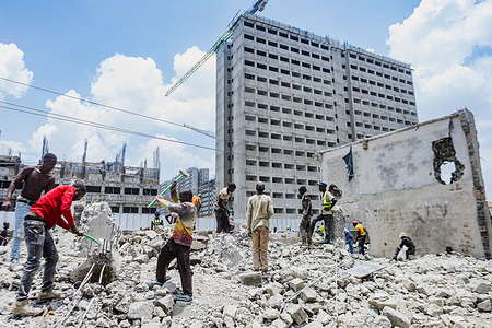 Residents demolish structures and salvage metal for sale in Shauri Moyo’s Blue Estate following clearance orders for the Nairobi River Regeneration Project. The Nairobi River Regeneration Project targets riparian developments along the Nairobi, Ngong, and Mathare rivers. The initiative involves clearing homes and businesses in densely populated areas, including Kariobangi, Dandora, Korogocho, Eastleigh, and Kibera, to restore river ecosystems, mitigate flooding, and develop public infrastructure such as sewer lines, walkways, and green spaces.