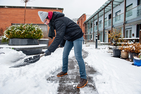 A man is cleaning the snow on a terrace. Storm Anna brought strong winds and snow to the Netherlands. In Nijmegen, families and children enjoyed accumulations of up to 10 centimeters of snow.