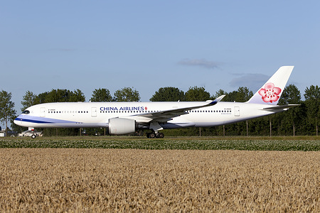 A China Airlines Airbus A350-900 just landed at Amsterdam Schiphol airport. The Airbus 350 can pressurize the cabin at 6,000 feet instead of the industry standard 8,000: feet. This impacts passenger well-being, reducing jet lag and fatigue
