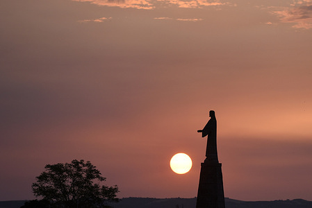 The sun rises behind a statue of Jesus Christ in Almazán, north of Spain, where the temperatures reached up 37ºC during the afternoon hours. Spain faces intense heatwave with soaring temperatures since 2 August. According AEMET, the State Meteorological Agency, the extreme heat episode will continue during this week, with temperatures that could exceed 43°C and minimums above 25°C in many areas of the country.