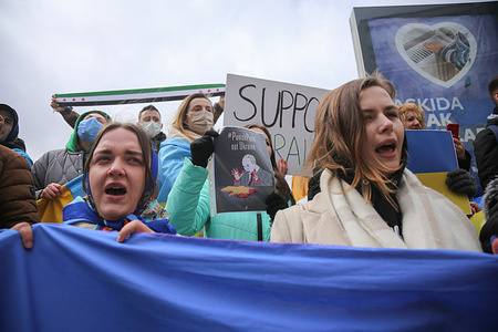 Protesters hold placards and Ukrainian flags during the demonstration against Russian aggression in Istanbul.
On the fifth day of the attack of Russian military troops on Ukraine, Ukrainian citizens and anti-war demonstrators gathered in Istanbul to protest against Russia and Russian President Vladimir Putin.