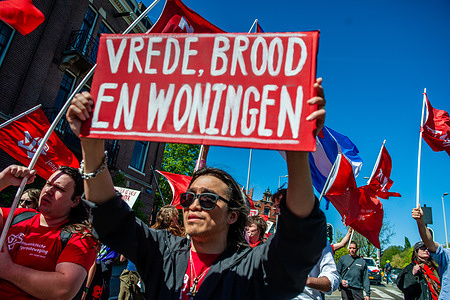A protester holds a placard with the words, peace, bread and house during the Labour Day demonstration march. On Labour Day, people marched in Amsterdam against the cabinet's austerity plans for social security and against the war.
The rally was organized by the FNV (the Federation of Dutch Trade Unions). This day revolves around the Jetten cabinet's coalition agreement: the proposed cuts to unemployment and disability benefits.