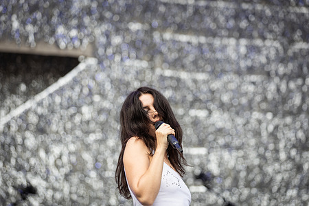 Ellie Rowsell, lead singer and guitarist of the Wolf Alice band, performs on stage during the Rock en Seine music festival. The british alternative rock band Wolf Alice perform live on stage during the last day of the Rock en Seine 2026 music festival at the Parc Saint-Cloud, in Paris, France.