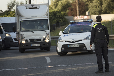 A police officer controls traffic at one of the checkpoints outside Barcelona.
With the arrival of Easter, police control has increased to prevent people from going to second homes. In recent days, authorities have denounced an increase in water and energy consumption in the rural areas.