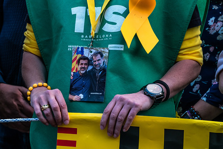 A member of the order service is seen with the portrait of Jordi Sànchez and Jordi Cuixart, both in prison hanging from the neck. Hundreds of people have concentrated protesting the maintenance of Article 155 that prevents the normal functioning of the Catalan government and institutions after the appointment of President Quim Torra.