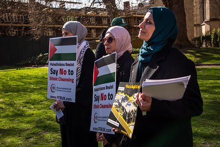 Protestors hold Palestinian flags and placards during the “Hands Off Al-Aqsa” Protest in London Organized under the banner “Hands Off Al-Aqsa,” the event has been spearheaded by prominent activists and rights organizations, including Friends of Al-Aqsa (FOA), the Palestinian Forum in Britain (PFB), and the Muslim Association of Britain (MAB). The organizers have called on the Arab and Muslim communities, along with supporters of justice across the UK, to gather outside Parliament. The protest aims to send a resolute message to the British government and the international community regarding the urgent need for intervention to halt aggressions and protect Islamic sanctities in occupied Jerusalem.