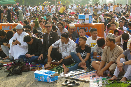 Muslims performed Eid al-Fitr prayer in front of Quirino Grandstand in Manila.
Eid-ul-Fitr is a feast marking the end of Ramadan, a month-long period of fasting from sunrise to sunset to seek forgiveness of sins, increase self-control and exercise charity. This celebration is the Feast of the Breaking of the Fast.