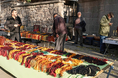 Especially middle-aged men show great interest in the rosary market. The rosary market opens on the first Sunday of every month in Ankara Ulus. Rosary tradesmen come to the rosary market from all over Turkey. Visited by hundreds of rosary lovers, there are thousands of rosaries, each more valuable and colorful than the other, and the price of rosaries varies between 2 thousand Turkish Liras and 200 thousand Turkish Liras.