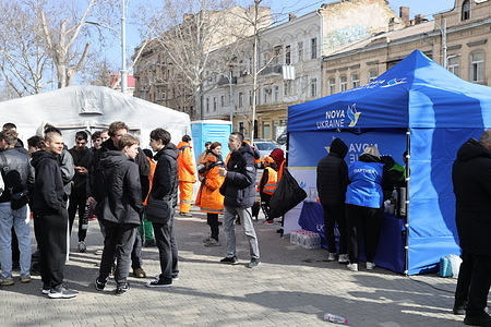 Volunteer assistance for those injured in the drone strike on Rishelyevska Street. Odesa was attacked by Russian attack drones. As of 12:00 PM on March 19, 2026, four people were injured as a result of a drone strike on a residential building.
